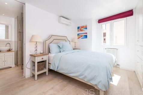 STUNNING FRONT LINE APARTMENT IN PORT DE POLLENSA