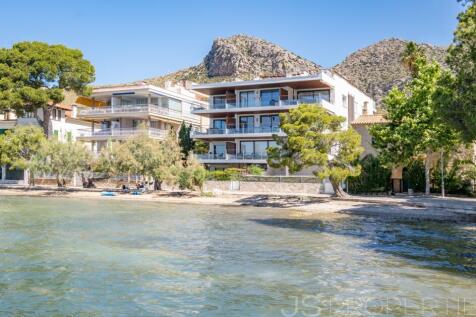 STUNNING FRONT LINE APARTMENT IN PORT DE POLLENSA