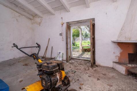COUNTRY HOUSE WITH LAND
