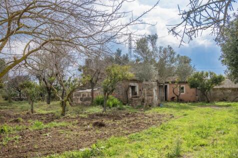 COUNTRY HOUSE WITH LAND