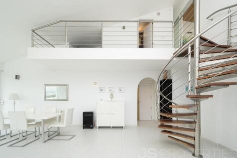 Penthouse in Gotmar with 3 Bedrooms and Sea View