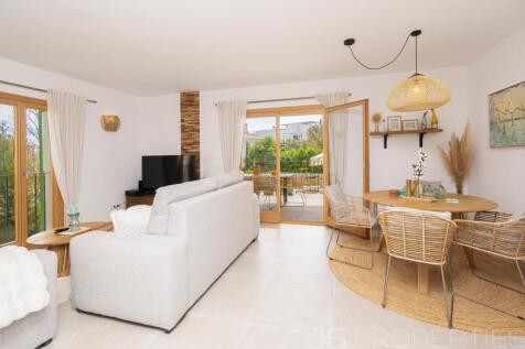 BEAUTIFUL MODERN GROUND FLOOR APARTMENT WITH A LARGE GARDEN AND COMMUNITY POOL