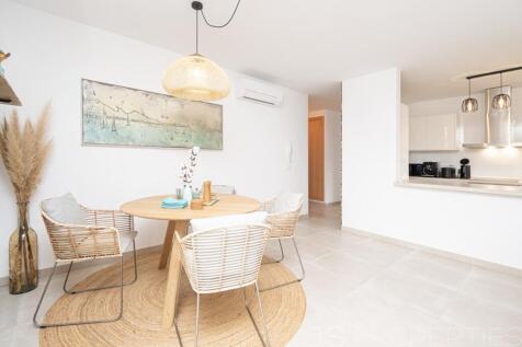 BEAUTIFUL MODERN GROUND FLOOR APARTMENT WITH A LARGE GARDEN AND COMMUNITY POOL
