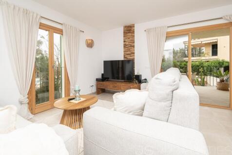 BEAUTIFUL MODERN GROUND FLOOR APARTMENT WITH A LARGE GARDEN AND COMMUNITY POOL