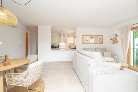 BEAUTIFUL MODERN GROUND FLOOR APARTMENT WITH A LARGE GARDEN AND COMMUNITY POOL