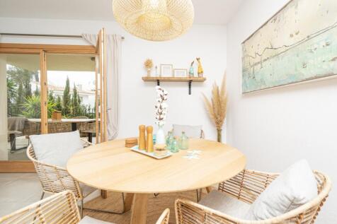 BEAUTIFUL MODERN GROUND FLOOR APARTMENT WITH A LARGE GARDEN AND COMMUNITY POOL