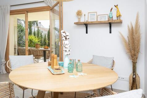 BEAUTIFUL MODERN GROUND FLOOR APARTMENT WITH A LARGE GARDEN AND COMMUNITY POOL