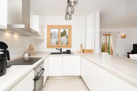 BEAUTIFUL MODERN GROUND FLOOR APARTMENT WITH A LARGE GARDEN AND COMMUNITY POOL