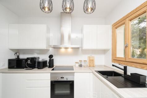 BEAUTIFUL MODERN GROUND FLOOR APARTMENT WITH A LARGE GARDEN AND COMMUNITY POOL