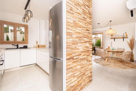 BEAUTIFUL MODERN GROUND FLOOR APARTMENT WITH A LARGE GARDEN AND COMMUNITY POOL