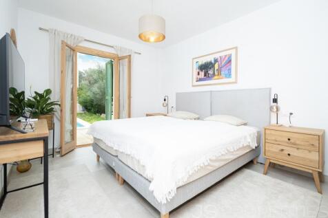 BEAUTIFUL MODERN GROUND FLOOR APARTMENT WITH A LARGE GARDEN AND COMMUNITY POOL