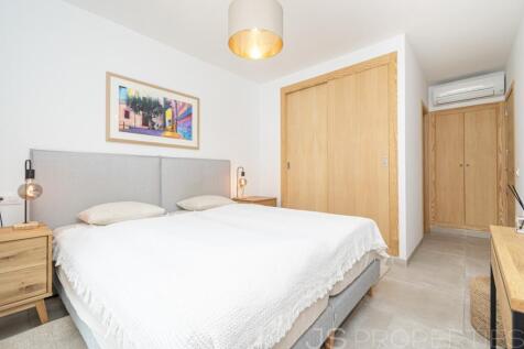 BEAUTIFUL MODERN GROUND FLOOR APARTMENT WITH A LARGE GARDEN AND COMMUNITY POOL
