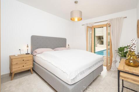 BEAUTIFUL MODERN GROUND FLOOR APARTMENT WITH A LARGE GARDEN AND COMMUNITY POOL