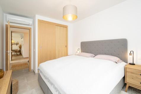 BEAUTIFUL MODERN GROUND FLOOR APARTMENT WITH A LARGE GARDEN AND COMMUNITY POOL