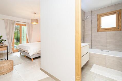 BEAUTIFUL MODERN GROUND FLOOR APARTMENT WITH A LARGE GARDEN AND COMMUNITY POOL