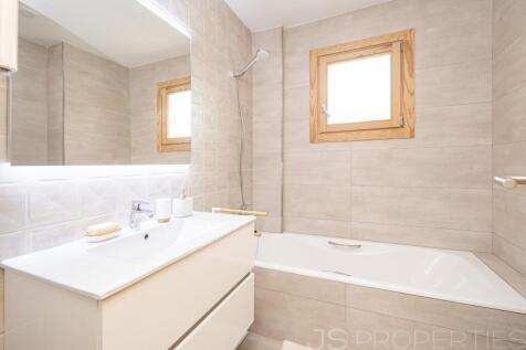 BEAUTIFUL MODERN GROUND FLOOR APARTMENT WITH A LARGE GARDEN AND COMMUNITY POOL