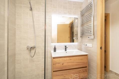 BEAUTIFUL MODERN GROUND FLOOR APARTMENT WITH A LARGE GARDEN AND COMMUNITY POOL