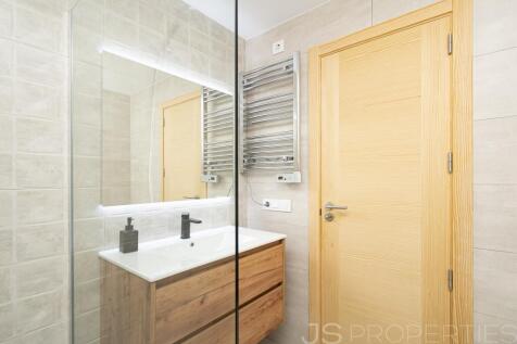 BEAUTIFUL MODERN GROUND FLOOR APARTMENT WITH A LARGE GARDEN AND COMMUNITY POOL