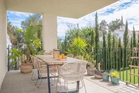 BEAUTIFUL MODERN GROUND FLOOR APARTMENT WITH A LARGE GARDEN AND COMMUNITY POOL