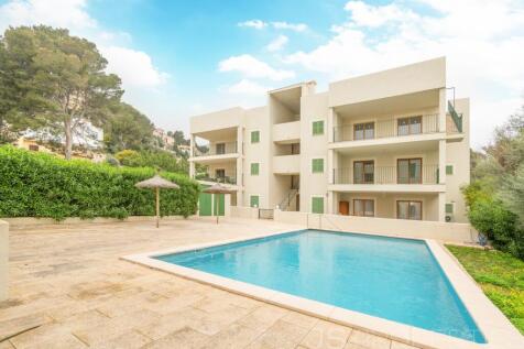 BEAUTIFUL MODERN GROUND FLOOR APARTMENT WITH A LARGE GARDEN AND COMMUNITY POOL