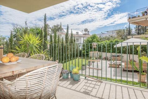 BEAUTIFUL MODERN GROUND FLOOR APARTMENT WITH A LARGE GARDEN AND COMMUNITY POOL