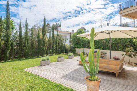 BEAUTIFUL MODERN GROUND FLOOR APARTMENT WITH A LARGE GARDEN AND COMMUNITY POOL