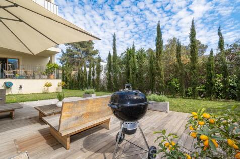 BEAUTIFUL MODERN GROUND FLOOR APARTMENT WITH A LARGE GARDEN AND COMMUNITY POOL