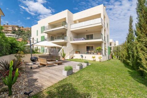 BEAUTIFUL MODERN GROUND FLOOR APARTMENT WITH A LARGE GARDEN AND COMMUNITY POOL
