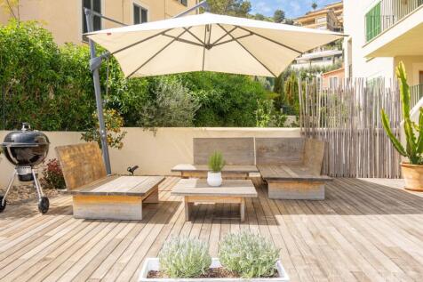 BEAUTIFUL MODERN GROUND FLOOR APARTMENT WITH A LARGE GARDEN AND COMMUNITY POOL