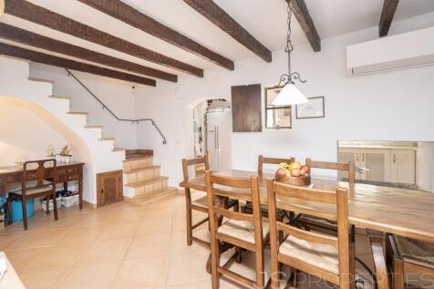 Charming Townhouse in Central Pollensa with Spacious Terraces