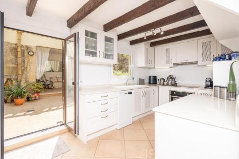 Charming Townhouse in Central Pollensa with Spacious Terraces
