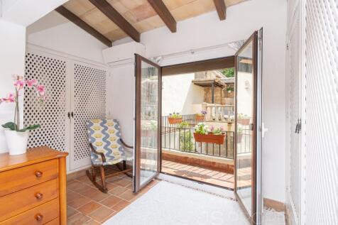 Charming Townhouse in Central Pollensa with Spacious Terraces