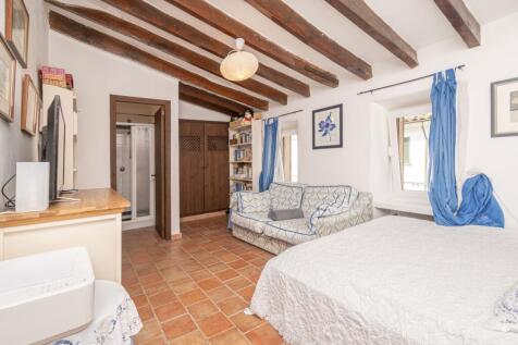 Charming Townhouse in Central Pollensa with Spacious Terraces