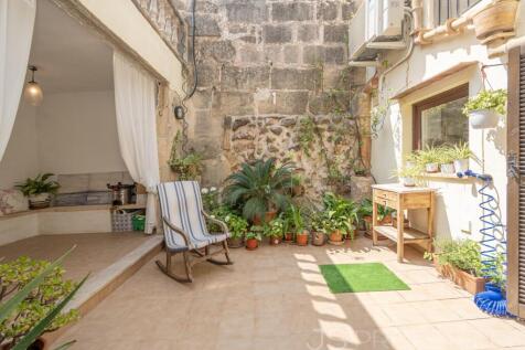 Charming Townhouse in Central Pollensa with Spacious Terraces