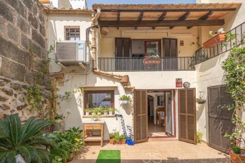 Charming Townhouse in Central Pollensa with Spacious Terraces