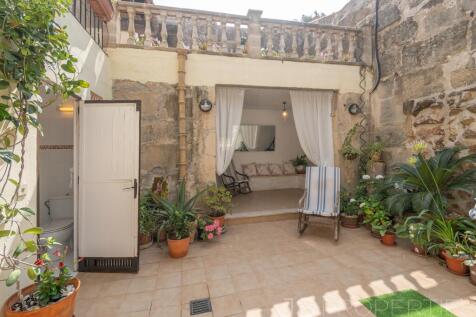 Charming Townhouse in Central Pollensa with Spacious Terraces