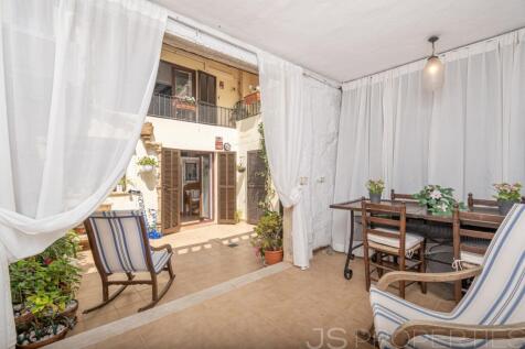 Charming Townhouse in Central Pollensa with Spacious Terraces