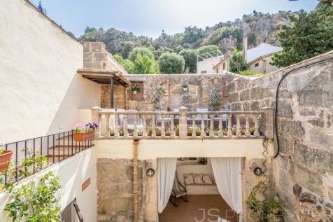 Charming Townhouse in Central Pollensa with Spacious Terraces
