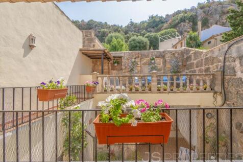 Charming Townhouse in Central Pollensa with Spacious Terraces