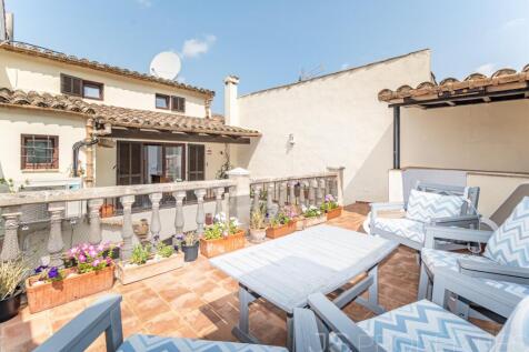 Charming Townhouse in Central Pollensa with Spacious Terraces