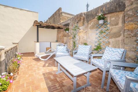 Charming Townhouse in Central Pollensa with Spacious Terraces