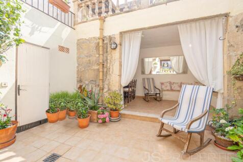Charming Townhouse in Central Pollensa with Spacious Terraces