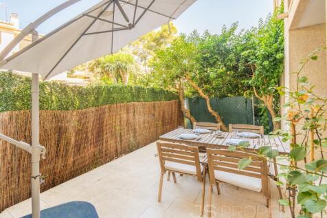 Rare Opportunity: Ground Floor Apartment in Sought-After Pinaret!