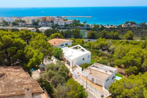 HOUSE IN COSTA D&#39;EN BLANES WITH UNIQUE VIEWS