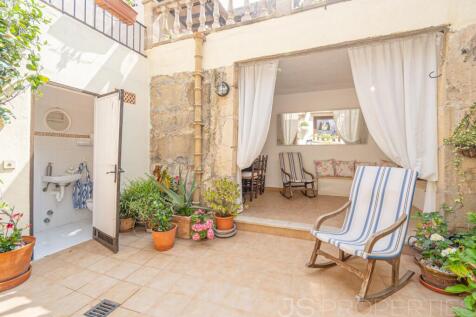 Charming Townhouse in Central Pollensa with Spacious Terraces