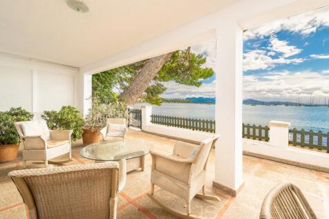 Unique Opportunity: Ground Floor Apartment with Great Potential Directly on the Pinewalk