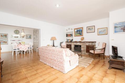 Unique Opportunity: Ground Floor Apartment with Great Potential Directly on the Pinewalk