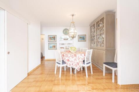 Unique Opportunity: Ground Floor Apartment with Great Potential Directly on the Pinewalk