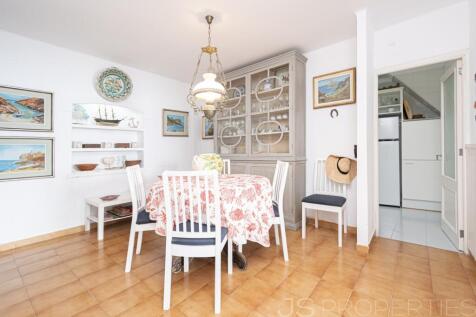 Unique Opportunity: Ground Floor Apartment with Great Potential Directly on the Pinewalk