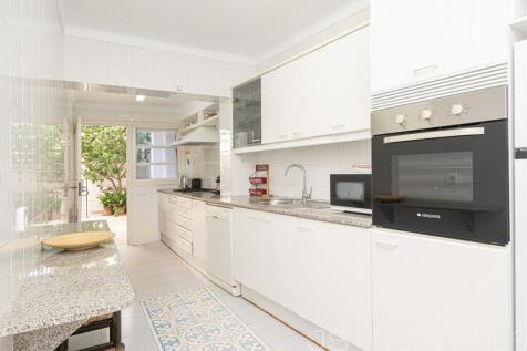 Unique Opportunity: Ground Floor Apartment with Great Potential Directly on the Pinewalk